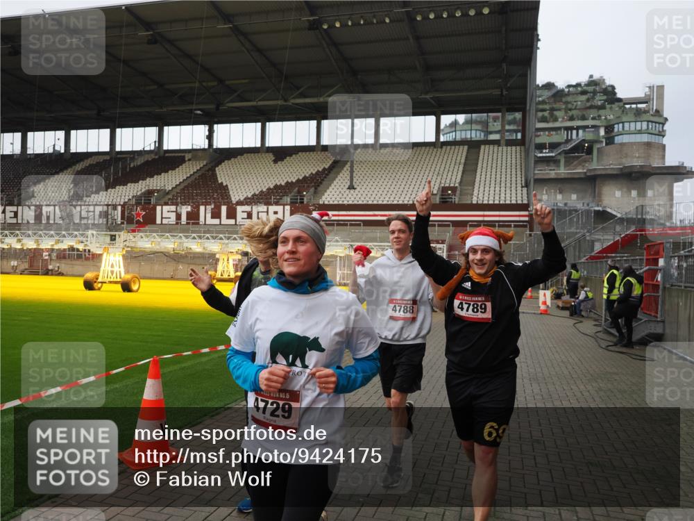 07.12.2025 - St. Pauli X-Mass-Run No. 15 Fabian Wolf http://msf.ph/oto/9424175 07.12.2025 12:05:34 Ziel 1244, 1303, 1781, 2227, 4719, 4729, 4787, 4788, 4789 meine-sportfotos.de