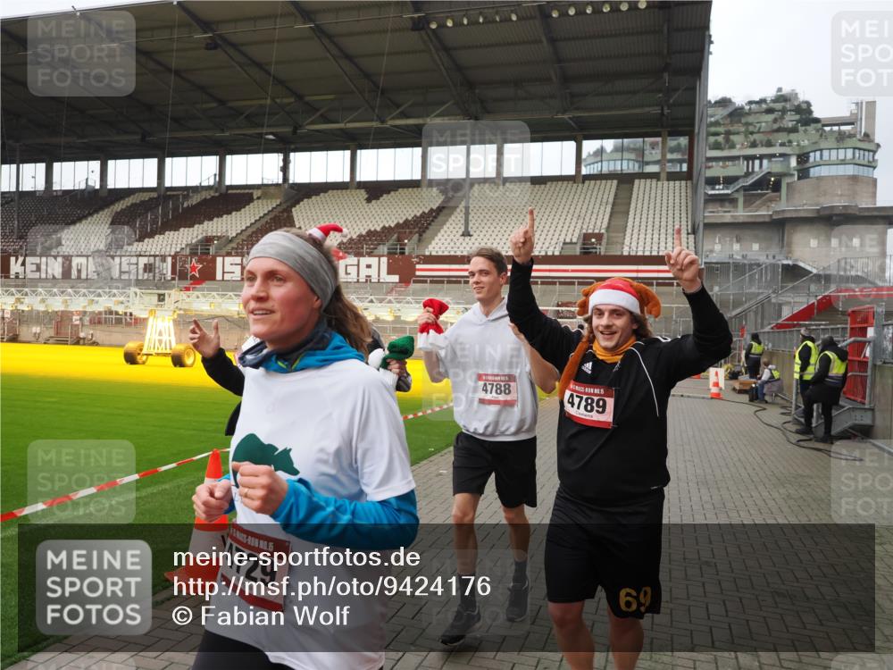 07.12.2025 - St. Pauli X-Mass-Run No. 15 Fabian Wolf http://msf.ph/oto/9424176 07.12.2025 12:05:34 Ziel 1244, 1303, 1781, 2227, 4719, 4729, 4787, 4788, 4789 meine-sportfotos.de