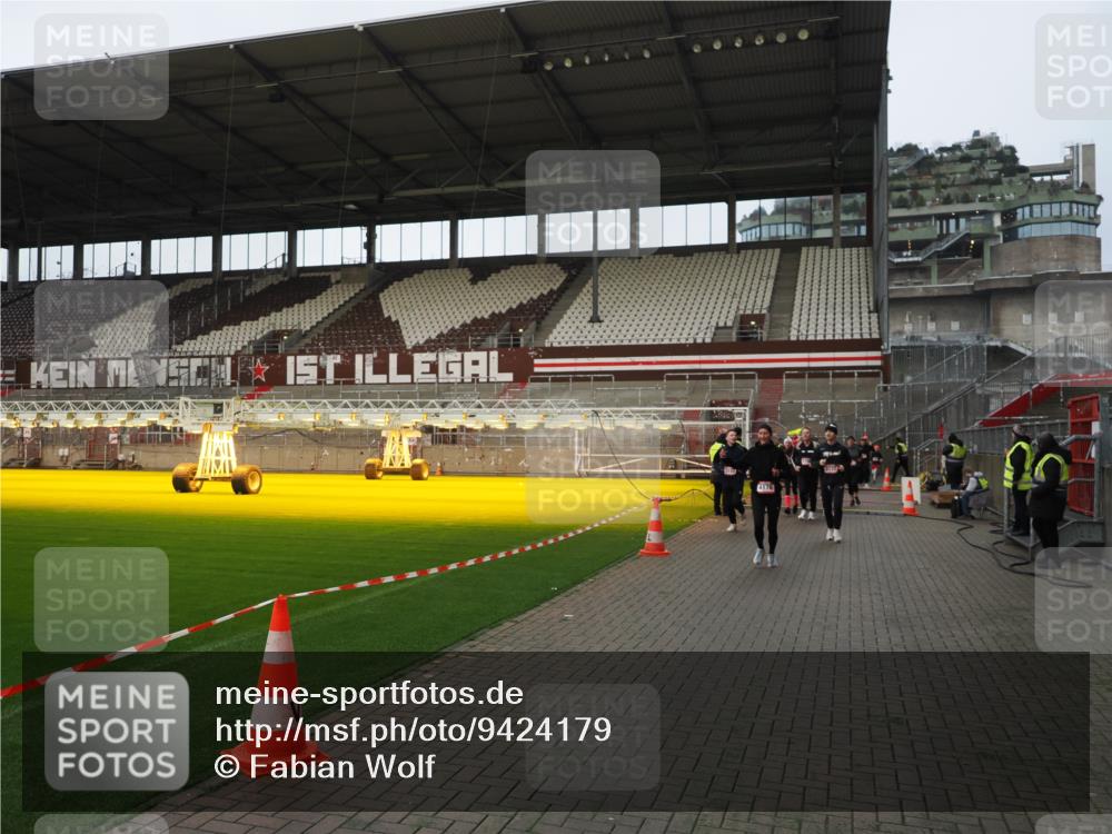07.12.2025 - St. Pauli X-Mass-Run No. 15 Fabian Wolf http://msf.ph/oto/9424179 07.12.2025 12:05:50 Ziel 5, 6, 3106, 3107, 3137, 4176, 4307, 4326, 4327, 4357 meine-sportfotos.de
