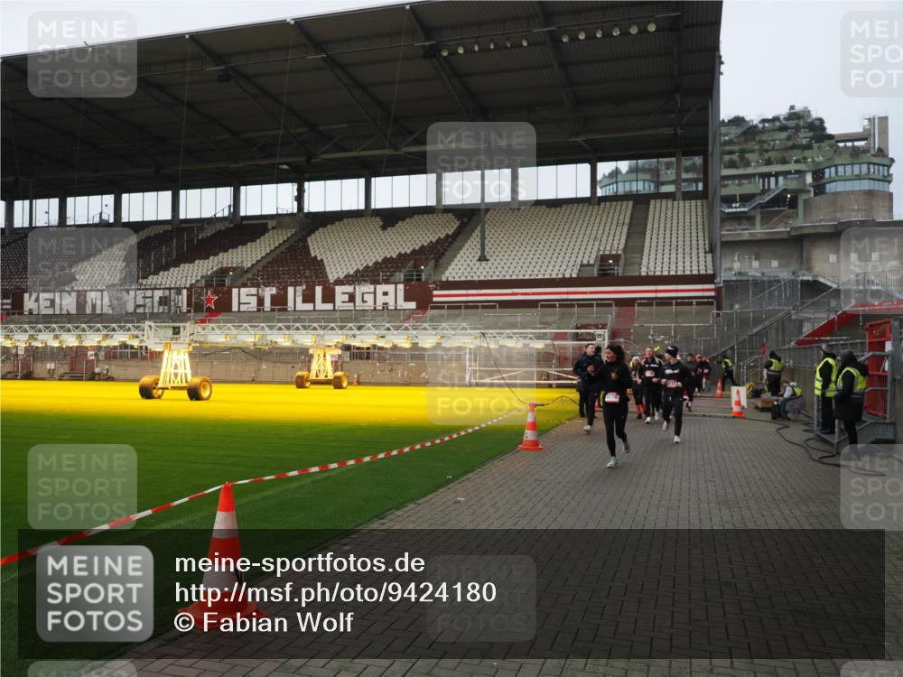 07.12.2025 - St. Pauli X-Mass-Run No. 15 Fabian Wolf http://msf.ph/oto/9424180 07.12.2025 12:05:50 Ziel 5, 6, 3106, 3107, 3137, 4176, 4307, 4326, 4327, 4357 meine-sportfotos.de