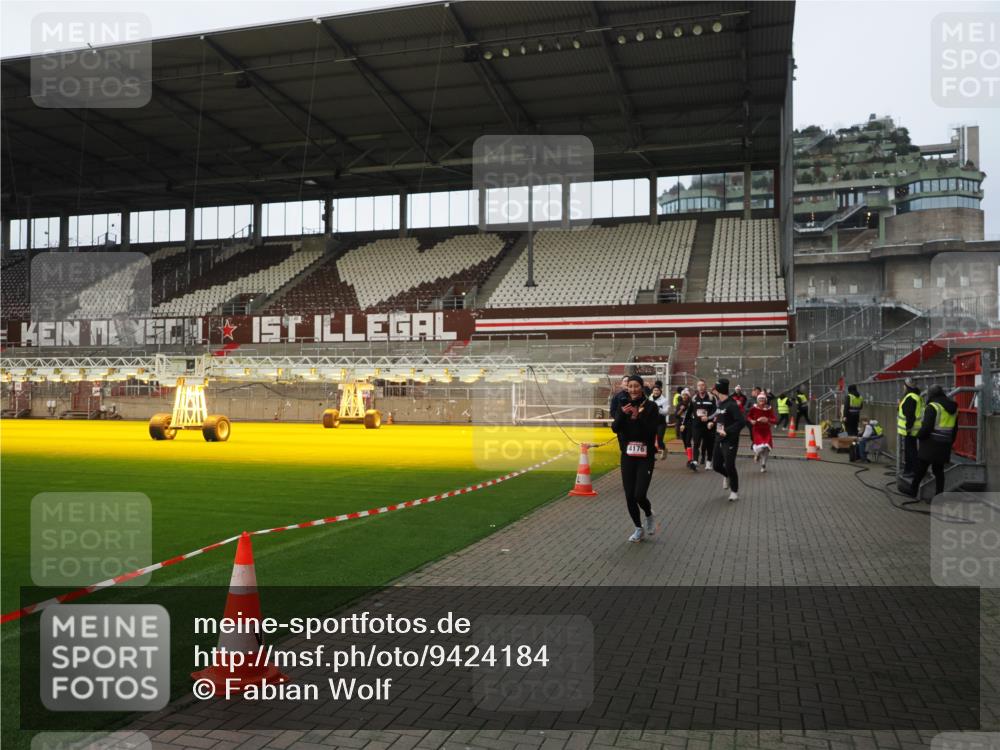 07.12.2025 - St. Pauli X-Mass-Run No. 15 Fabian Wolf http://msf.ph/oto/9424184 07.12.2025 12:05:51 Ziel 5, 6, 3106, 3107, 3137, 4176, 4307, 4326, 4327, 4357 meine-sportfotos.de