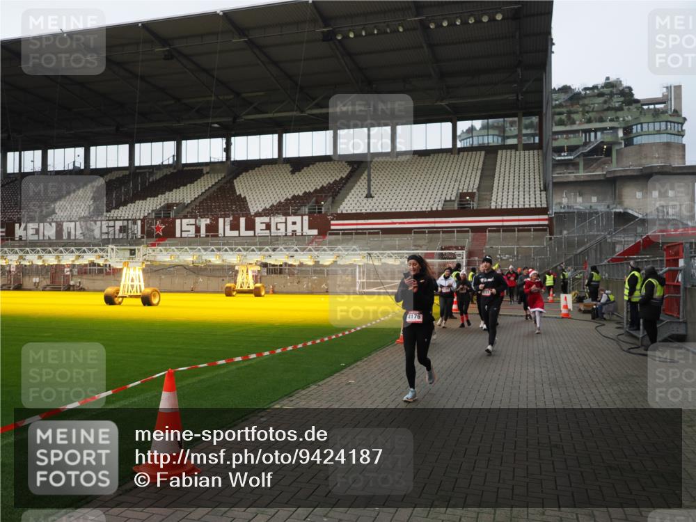07.12.2025 - St. Pauli X-Mass-Run No. 15 Fabian Wolf http://msf.ph/oto/9424187 07.12.2025 12:05:52 Ziel 5, 6, 760, 768, 3106, 3107, 3137, 4176, 4307, 4326, 4327, 4357 meine-sportfotos.de