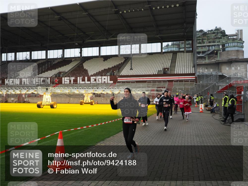 07.12.2025 - St. Pauli X-Mass-Run No. 15 Fabian Wolf http://msf.ph/oto/9424188 07.12.2025 12:05:53 Ziel 5, 6, 760, 768, 3106, 3107, 3137, 4176, 4307, 4326, 4327, 4357 meine-sportfotos.de