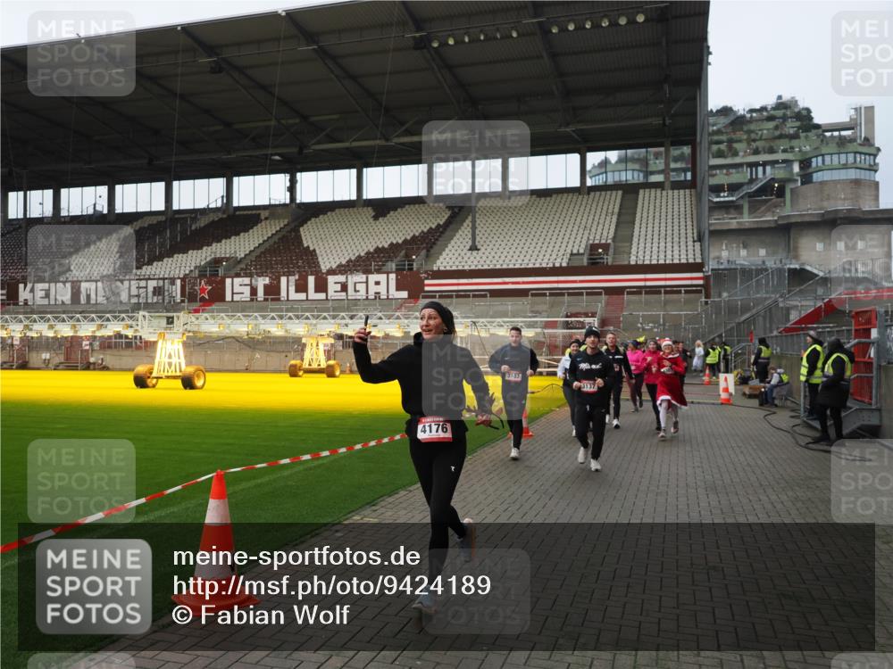 07.12.2025 - St. Pauli X-Mass-Run No. 15 Fabian Wolf http://msf.ph/oto/9424189 07.12.2025 12:05:53 Ziel 5, 6, 760, 768, 3106, 3107, 3137, 4176, 4307, 4326, 4327, 4357 meine-sportfotos.de