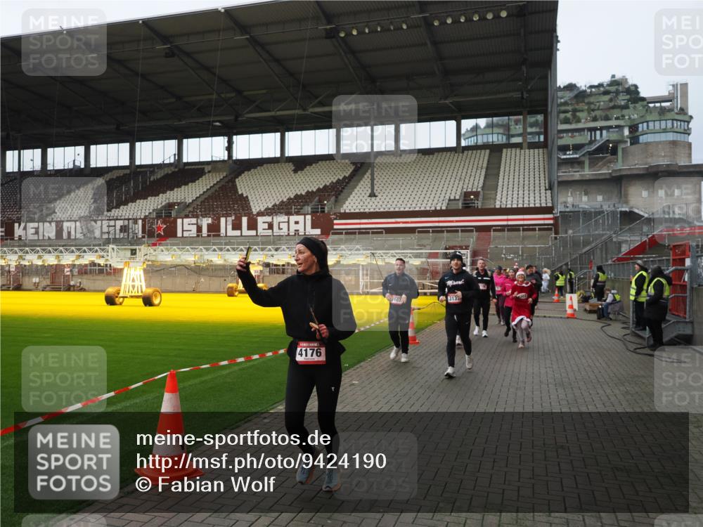 07.12.2025 - St. Pauli X-Mass-Run No. 15 Fabian Wolf http://msf.ph/oto/9424190 07.12.2025 12:05:53 Ziel 5, 6, 760, 768, 3106, 3107, 3137, 4176, 4307, 4326, 4327, 4357 meine-sportfotos.de