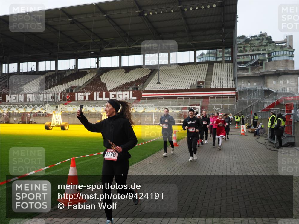 07.12.2025 - St. Pauli X-Mass-Run No. 15 Fabian Wolf http://msf.ph/oto/9424191 07.12.2025 12:05:53 Ziel 5, 6, 760, 768, 3106, 3107, 3137, 4176, 4307, 4326, 4327, 4357 meine-sportfotos.de