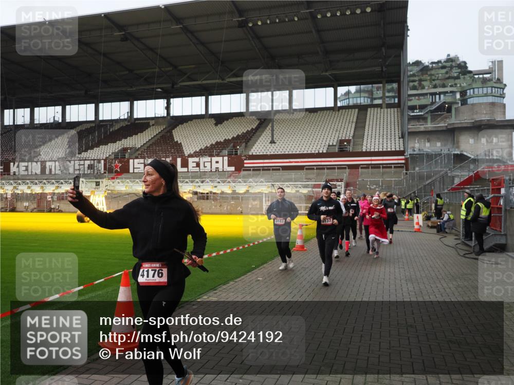 07.12.2025 - St. Pauli X-Mass-Run No. 15 Fabian Wolf http://msf.ph/oto/9424192 07.12.2025 12:05:53 Ziel 5, 6, 760, 768, 3106, 3107, 3137, 4176, 4307, 4326, 4327, 4357 meine-sportfotos.de