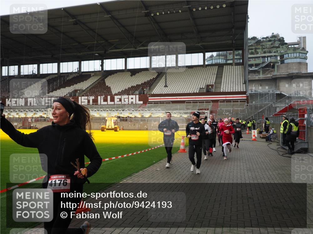 07.12.2025 - St. Pauli X-Mass-Run No. 15 Fabian Wolf http://msf.ph/oto/9424193 07.12.2025 12:05:54 Ziel 5, 6, 760, 768, 3106, 3107, 3137, 4019, 4020, 4176, 4307, 4326, 4327, 4357 meine-sportfotos.de