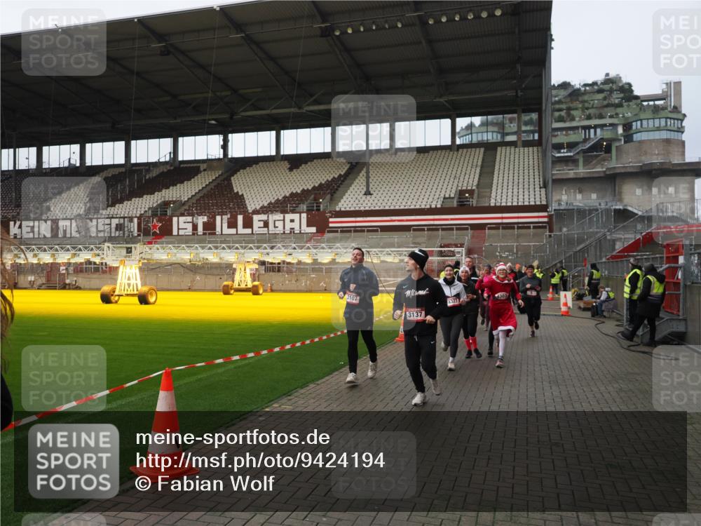 07.12.2025 - St. Pauli X-Mass-Run No. 15 Fabian Wolf http://msf.ph/oto/9424194 07.12.2025 12:05:54 Ziel 5, 6, 760, 768, 3106, 3107, 3137, 4019, 4020, 4176, 4307, 4326, 4327, 4357 meine-sportfotos.de