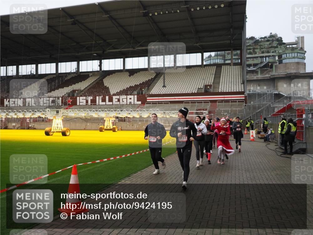 07.12.2025 - St. Pauli X-Mass-Run No. 15 Fabian Wolf http://msf.ph/oto/9424195 07.12.2025 12:05:54 Ziel 5, 6, 760, 768, 3106, 3107, 3137, 4019, 4020, 4176, 4307, 4326, 4327, 4357 meine-sportfotos.de