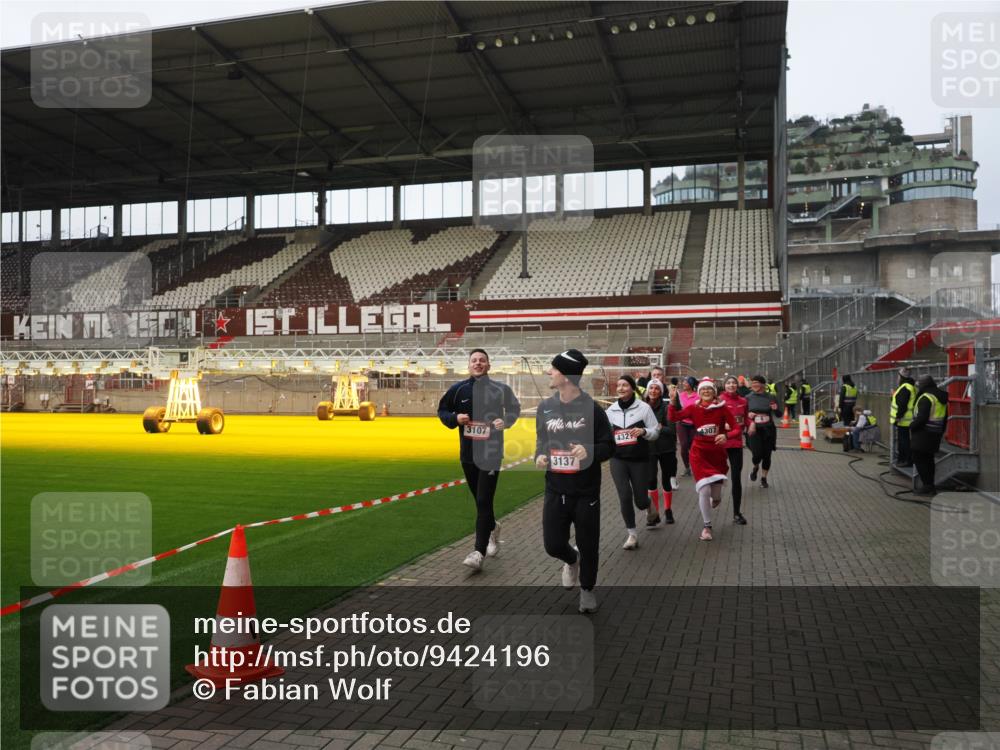 07.12.2025 - St. Pauli X-Mass-Run No. 15 Fabian Wolf http://msf.ph/oto/9424196 07.12.2025 12:05:54 Ziel 5, 6, 760, 768, 3106, 3107, 3137, 4019, 4020, 4176, 4307, 4326, 4327, 4357 meine-sportfotos.de
