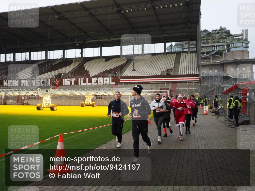 07.12.2025 - St. Pauli X-Mass-Run No. 15 Fabian Wolf http://msf.ph/oto/9424197 07.12.2025 12:05:54 Ziel 5, 6, 760, 768, 3106, 3107, 3137, 4019, 4020, 4176, 4307, 4326, 4327, 4357 meine-sportfotos.de