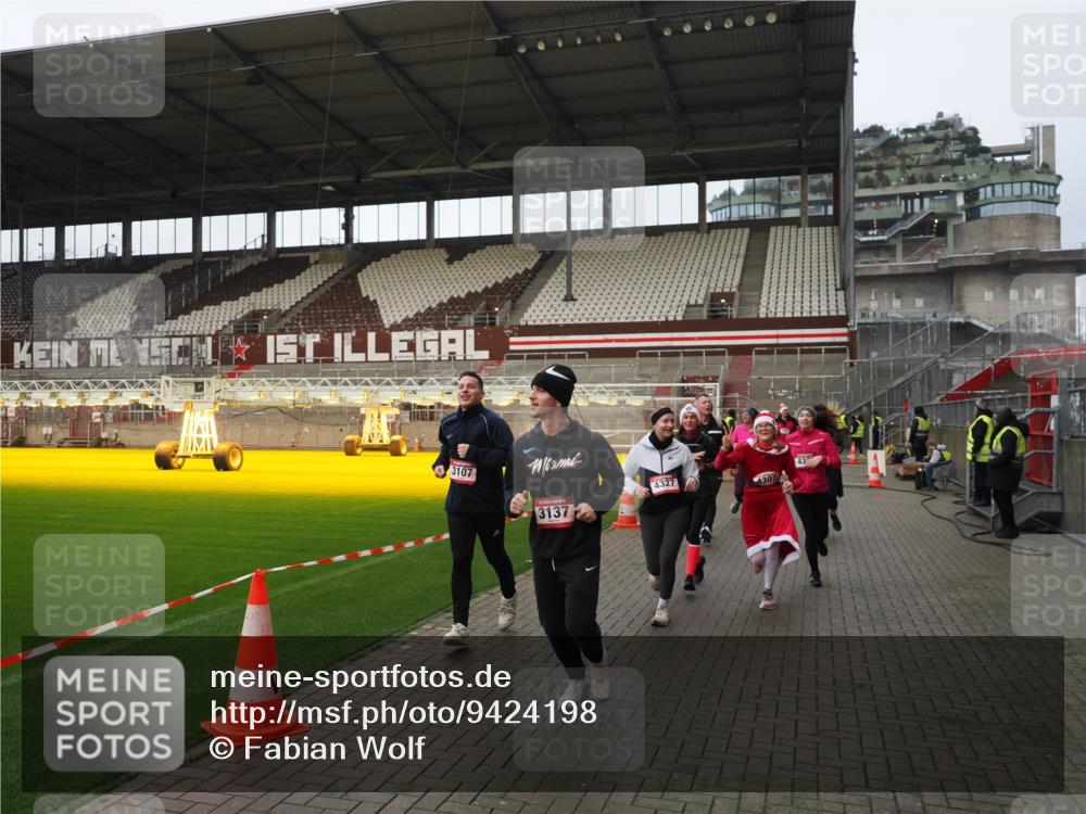 07.12.2025 - St. Pauli X-Mass-Run No. 15 Fabian Wolf http://msf.ph/oto/9424198 07.12.2025 12:05:55 Ziel 5, 6, 760, 768, 3106, 3107, 3137, 4019, 4020, 4176, 4307, 4326, 4327, 4357 meine-sportfotos.de