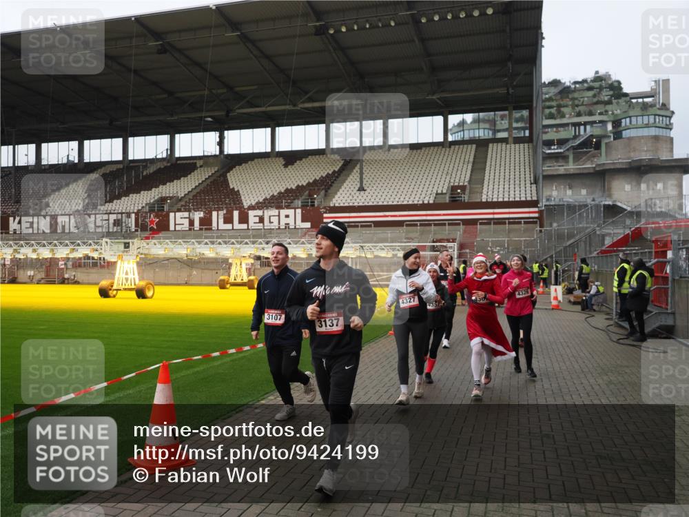07.12.2025 - St. Pauli X-Mass-Run No. 15 Fabian Wolf http://msf.ph/oto/9424199 07.12.2025 12:05:55 Ziel 5, 6, 760, 768, 3106, 3107, 3137, 4019, 4020, 4176, 4307, 4326, 4327, 4357 meine-sportfotos.de