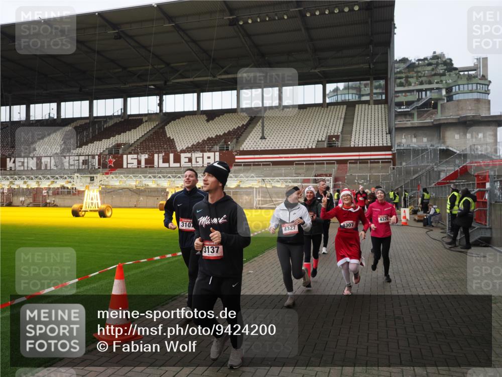 07.12.2025 - St. Pauli X-Mass-Run No. 15 Fabian Wolf http://msf.ph/oto/9424200 07.12.2025 12:05:55 Ziel 5, 6, 760, 768, 3106, 3107, 3137, 4019, 4020, 4176, 4307, 4326, 4327, 4357 meine-sportfotos.de