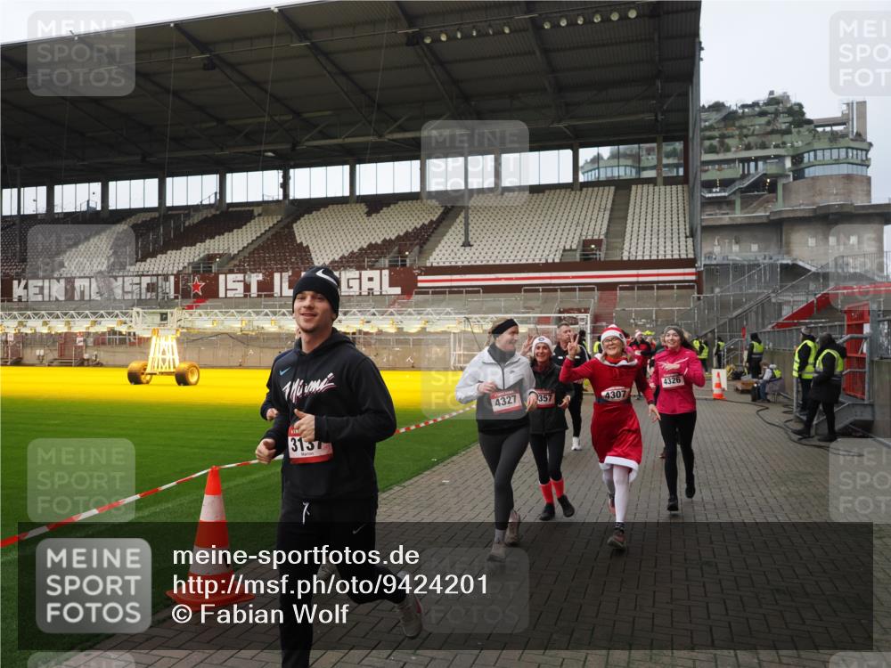 07.12.2025 - St. Pauli X-Mass-Run No. 15 Fabian Wolf http://msf.ph/oto/9424201 07.12.2025 12:05:55 Ziel 5, 6, 760, 768, 3106, 3107, 3137, 4019, 4020, 4176, 4307, 4326, 4327, 4357 meine-sportfotos.de