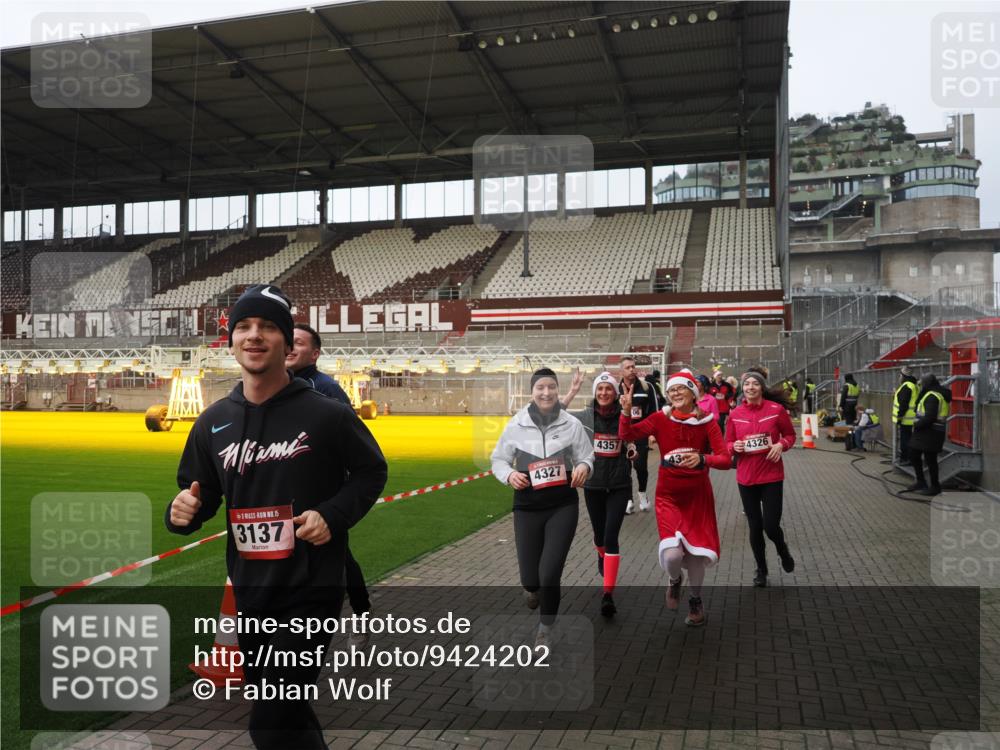 07.12.2025 - St. Pauli X-Mass-Run No. 15 Fabian Wolf http://msf.ph/oto/9424202 07.12.2025 12:05:55 Ziel 5, 6, 760, 768, 3106, 3107, 3137, 4019, 4020, 4176, 4307, 4326, 4327, 4357 meine-sportfotos.de