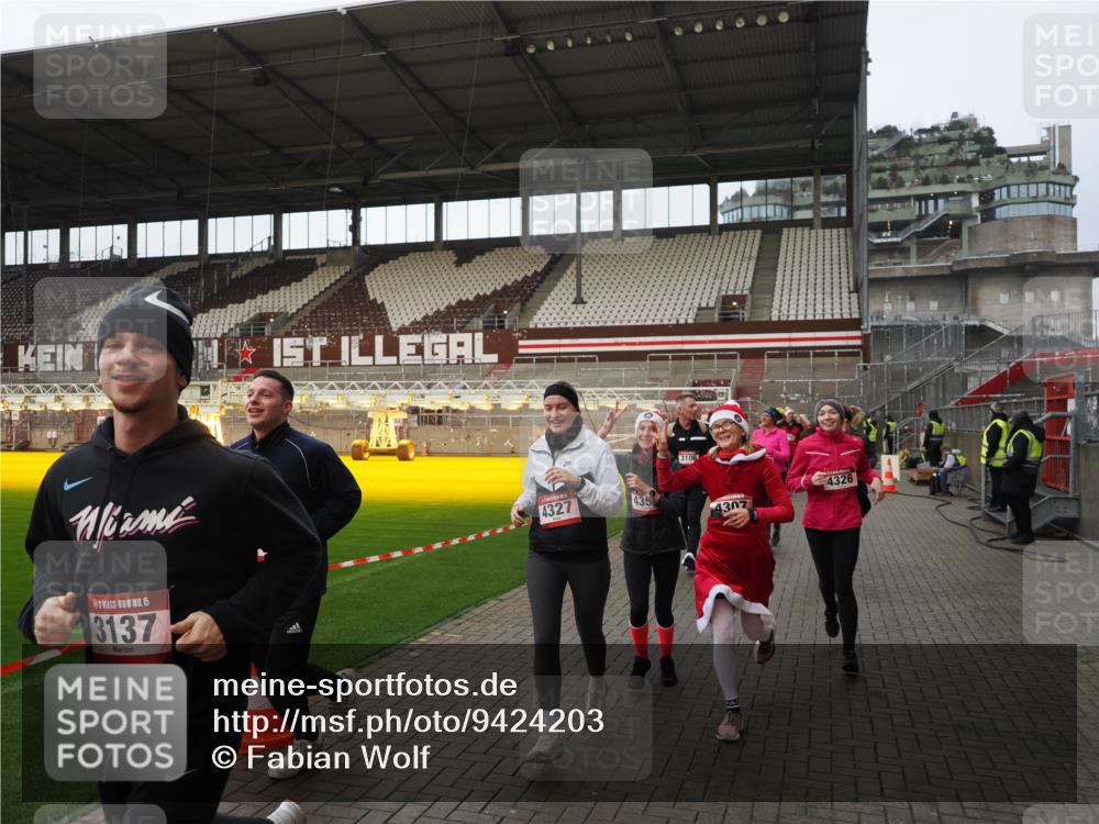 07.12.2025 - St. Pauli X-Mass-Run No. 15 Fabian Wolf http://msf.ph/oto/9424203 07.12.2025 12:05:56 Ziel 5, 6, 760, 768, 3106, 3107, 3137, 4019, 4020, 4176, 4307, 4326, 4327, 4357 meine-sportfotos.de