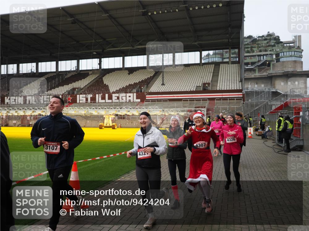 07.12.2025 - St. Pauli X-Mass-Run No. 15 Fabian Wolf http://msf.ph/oto/9424204 07.12.2025 12:05:56 Ziel 5, 6, 760, 768, 3106, 3107, 3137, 4019, 4020, 4176, 4307, 4326, 4327, 4357 meine-sportfotos.de