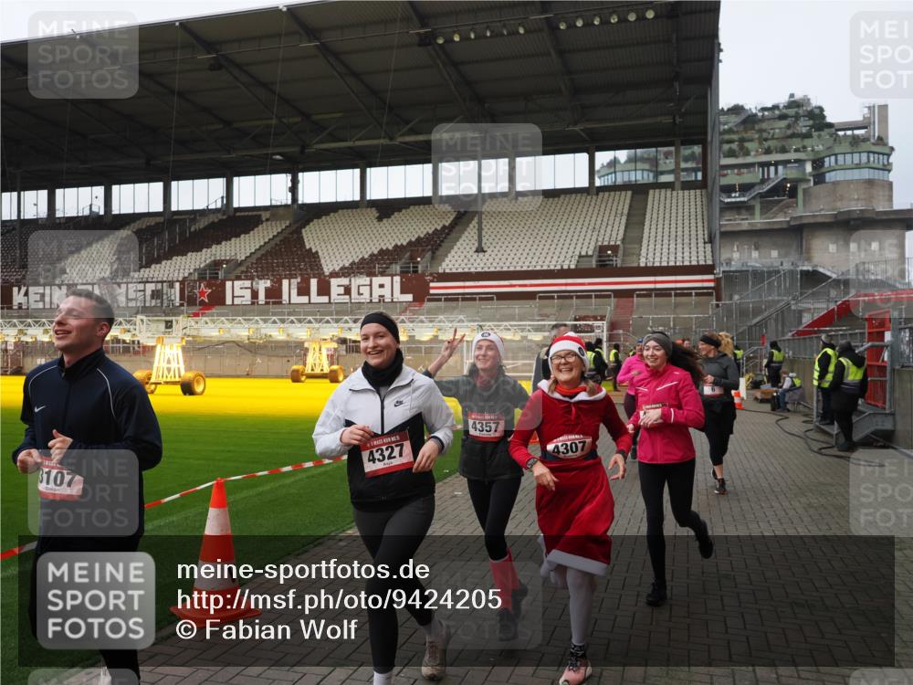 07.12.2025 - St. Pauli X-Mass-Run No. 15 Fabian Wolf http://msf.ph/oto/9424205 07.12.2025 12:05:56 Ziel 5, 6, 760, 768, 3106, 3107, 3137, 4019, 4020, 4176, 4307, 4326, 4327, 4357 meine-sportfotos.de