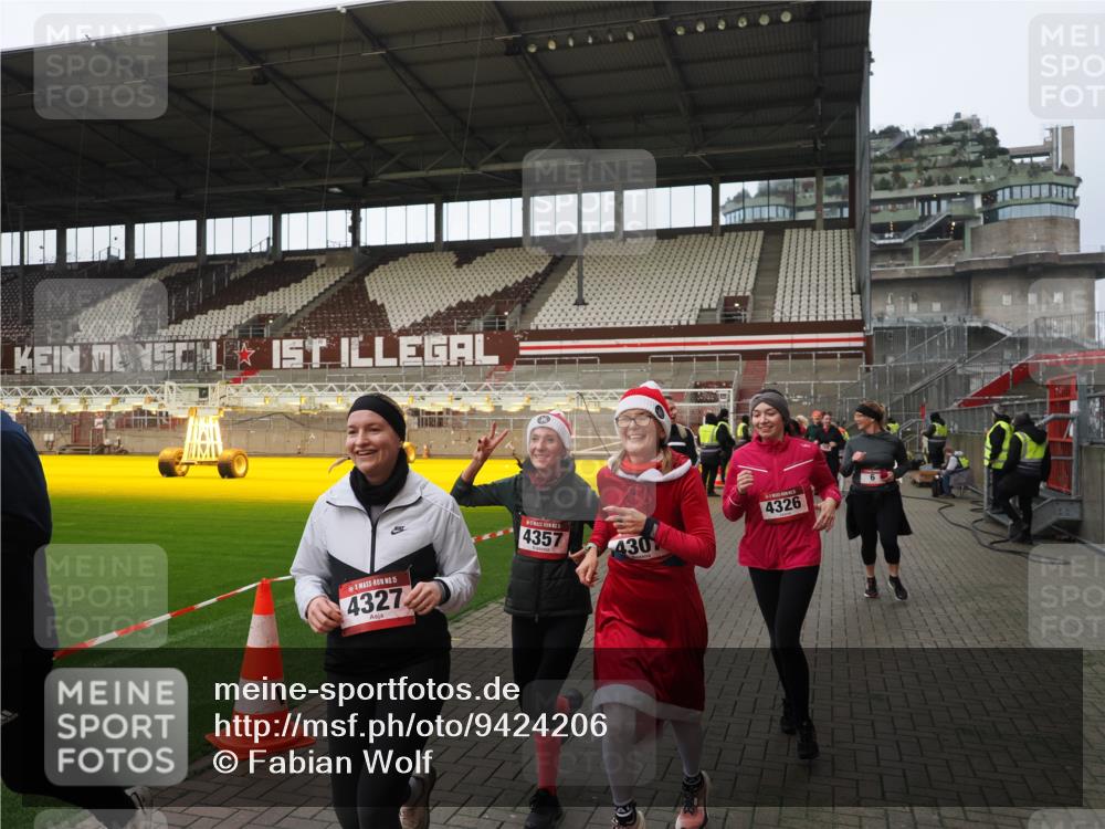 07.12.2025 - St. Pauli X-Mass-Run No. 15 Fabian Wolf http://msf.ph/oto/9424206 07.12.2025 12:05:56 Ziel 5, 6, 760, 768, 3106, 3107, 3137, 4019, 4020, 4176, 4307, 4326, 4327, 4357 meine-sportfotos.de