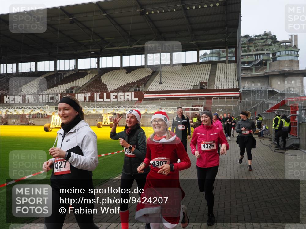 07.12.2025 - St. Pauli X-Mass-Run No. 15 Fabian Wolf http://msf.ph/oto/9424207 07.12.2025 12:05:56 Ziel 5, 6, 760, 768, 3106, 3107, 3137, 4019, 4020, 4176, 4307, 4326, 4327, 4357 meine-sportfotos.de
