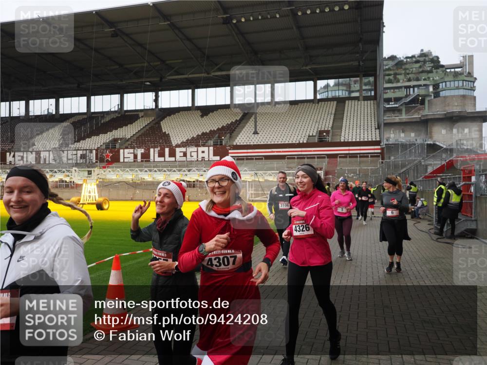 07.12.2025 - St. Pauli X-Mass-Run No. 15 Fabian Wolf http://msf.ph/oto/9424208 07.12.2025 12:05:57 Ziel 5, 6, 760, 768, 1038, 3106, 3107, 3137, 4019, 4020, 4176, 4307, 4326, 4327, 4357 meine-sportfotos.de