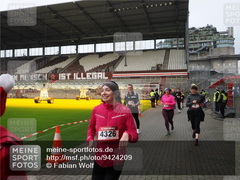 07.12.2025 - St. Pauli X-Mass-Run No. 15 Fabian Wolf http://msf.ph/oto/9424209 07.12.2025 12:05:57 Ziel 5, 6, 760, 768, 1038, 3106, 3107, 3137, 4019, 4020, 4176, 4307, 4326, 4327, 4357 meine-sportfotos.de