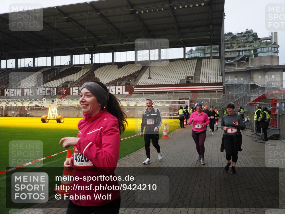 07.12.2025 - St. Pauli X-Mass-Run No. 15 Fabian Wolf http://msf.ph/oto/9424210 07.12.2025 12:05:57 Ziel 5, 6, 760, 768, 1038, 3106, 3107, 3137, 4019, 4020, 4176, 4307, 4326, 4327, 4357 meine-sportfotos.de