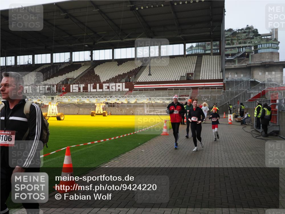 07.12.2025 - St. Pauli X-Mass-Run No. 15 Fabian Wolf http://msf.ph/oto/9424220 07.12.2025 12:06:00 Ziel 5, 6, 760, 768, 1038, 3106, 3107, 3137, 4019, 4020, 4176, 4307, 4326, 4327, 4357, 4405, 4413 meine-sportfotos.de