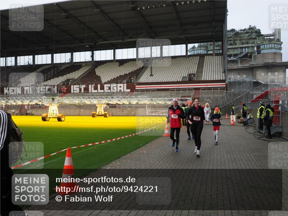 07.12.2025 - St. Pauli X-Mass-Run No. 15 Fabian Wolf http://msf.ph/oto/9424221 07.12.2025 12:06:00 Ziel 5, 6, 760, 768, 1038, 3106, 3107, 3137, 4019, 4020, 4176, 4307, 4326, 4327, 4357, 4405, 4413 meine-sportfotos.de