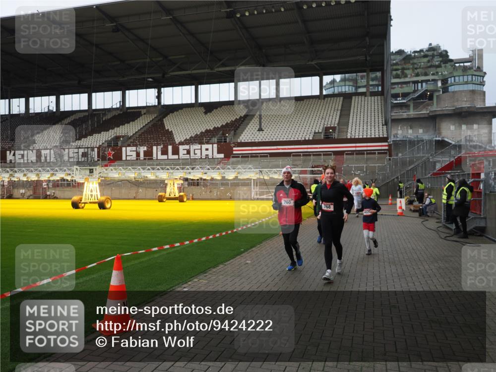 07.12.2025 - St. Pauli X-Mass-Run No. 15 Fabian Wolf http://msf.ph/oto/9424222 07.12.2025 12:06:01 Ziel 5, 6, 760, 768, 1038, 3106, 3107, 3137, 4019, 4020, 4176, 4307, 4326, 4327, 4357, 4405, 4413 meine-sportfotos.de