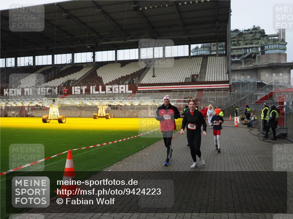 07.12.2025 - St. Pauli X-Mass-Run No. 15 Fabian Wolf http://msf.ph/oto/9424223 07.12.2025 12:06:01 Ziel 5, 6, 760, 768, 1038, 3106, 3107, 3137, 4019, 4020, 4176, 4307, 4326, 4327, 4357, 4405, 4413 meine-sportfotos.de