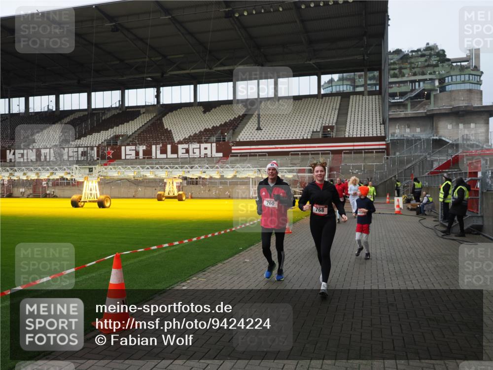 07.12.2025 - St. Pauli X-Mass-Run No. 15 Fabian Wolf http://msf.ph/oto/9424224 07.12.2025 12:06:01 Ziel 5, 6, 760, 768, 1038, 3106, 3107, 3137, 4019, 4020, 4176, 4307, 4326, 4327, 4357, 4405, 4413 meine-sportfotos.de