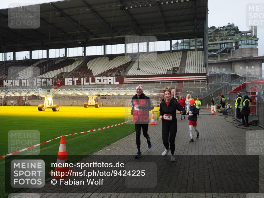 07.12.2025 - St. Pauli X-Mass-Run No. 15 Fabian Wolf http://msf.ph/oto/9424225 07.12.2025 12:06:01 Ziel 5, 6, 760, 768, 1038, 3106, 3107, 3137, 4019, 4020, 4176, 4307, 4326, 4327, 4357, 4405, 4413 meine-sportfotos.de