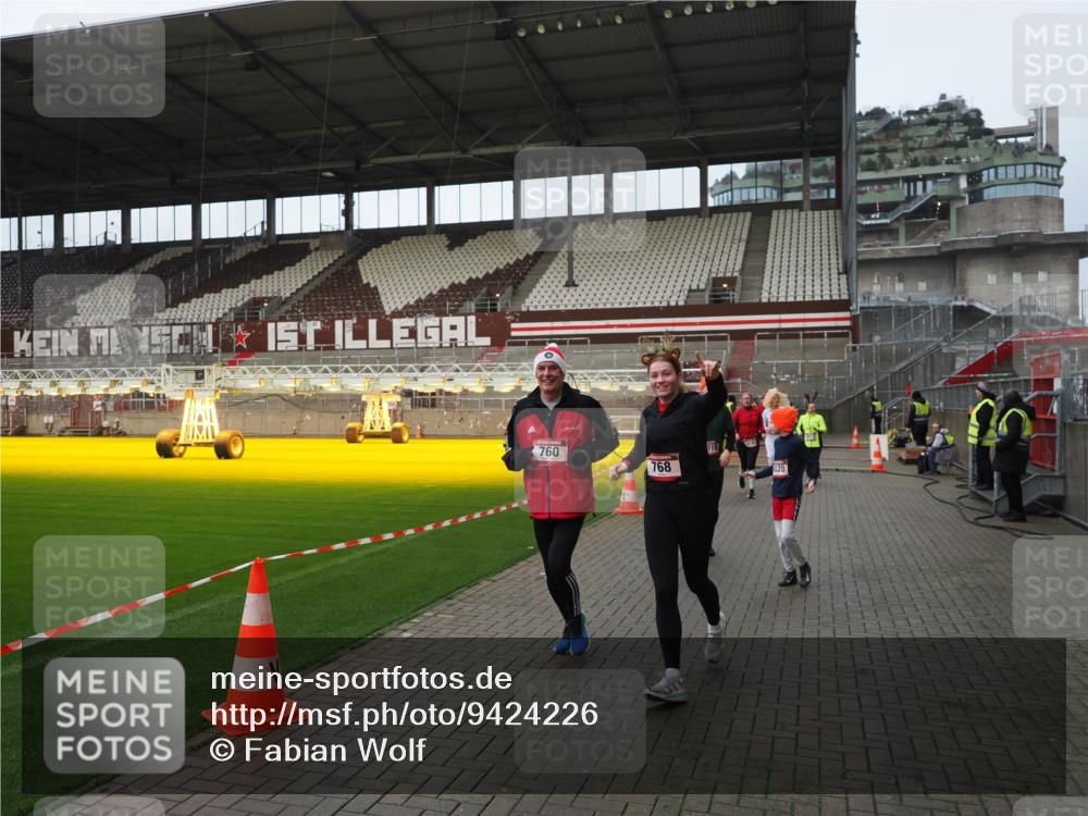 07.12.2025 - St. Pauli X-Mass-Run No. 15 Fabian Wolf http://msf.ph/oto/9424226 07.12.2025 12:06:02 Ziel 5, 6, 760, 768, 1038, 3106, 3107, 3137, 4019, 4020, 4176, 4307, 4326, 4327, 4357, 4405, 4413 meine-sportfotos.de