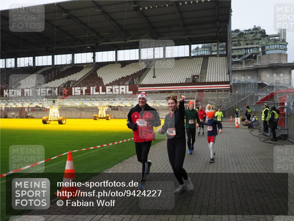 07.12.2025 - St. Pauli X-Mass-Run No. 15 Fabian Wolf http://msf.ph/oto/9424227 07.12.2025 12:06:02 Ziel 5, 6, 760, 768, 1038, 3106, 3107, 3137, 4019, 4020, 4176, 4307, 4326, 4327, 4357, 4405, 4413 meine-sportfotos.de