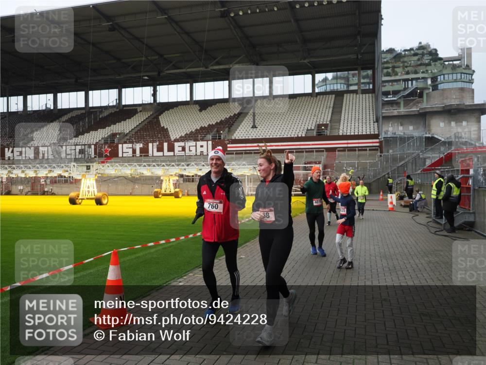 07.12.2025 - St. Pauli X-Mass-Run No. 15 Fabian Wolf http://msf.ph/oto/9424228 07.12.2025 12:06:02 Ziel 5, 6, 760, 768, 1038, 3106, 3107, 3137, 4019, 4020, 4176, 4307, 4326, 4327, 4357, 4405, 4413 meine-sportfotos.de