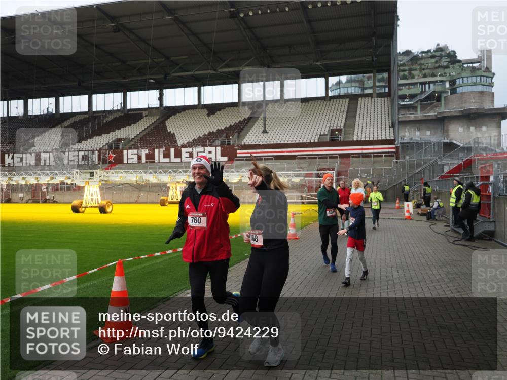 07.12.2025 - St. Pauli X-Mass-Run No. 15 Fabian Wolf http://msf.ph/oto/9424229 07.12.2025 12:06:02 Ziel 5, 6, 760, 768, 1038, 3106, 3107, 3137, 4019, 4020, 4176, 4307, 4326, 4327, 4357, 4405, 4413 meine-sportfotos.de