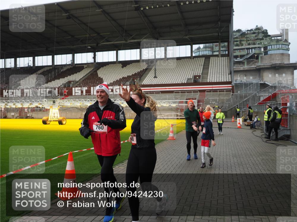 07.12.2025 - St. Pauli X-Mass-Run No. 15 Fabian Wolf http://msf.ph/oto/9424230 07.12.2025 12:06:02 Ziel 5, 6, 760, 768, 1038, 3106, 3107, 3137, 4019, 4020, 4176, 4307, 4326, 4327, 4357, 4405, 4413 meine-sportfotos.de