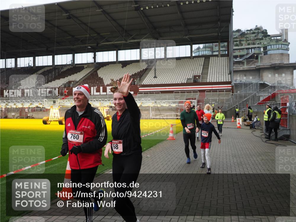 07.12.2025 - St. Pauli X-Mass-Run No. 15 Fabian Wolf http://msf.ph/oto/9424231 07.12.2025 12:06:03 Ziel 5, 6, 760, 768, 1038, 3106, 3107, 3137, 4019, 4020, 4176, 4307, 4326, 4327, 4357, 4405, 4413 meine-sportfotos.de