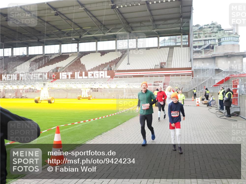 07.12.2025 - St. Pauli X-Mass-Run No. 15 Fabian Wolf http://msf.ph/oto/9424234 07.12.2025 12:06:03 Ziel 5, 6, 760, 768, 1038, 3106, 3107, 3137, 4019, 4020, 4176, 4307, 4326, 4327, 4357, 4405, 4413 meine-sportfotos.de