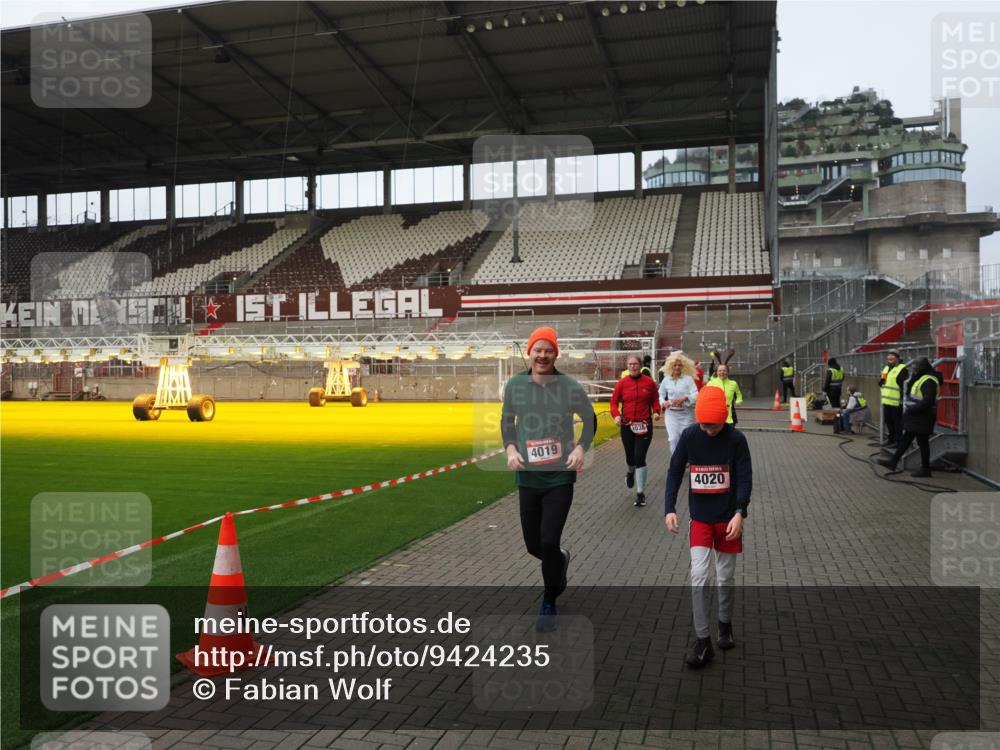 07.12.2025 - St. Pauli X-Mass-Run No. 15 Fabian Wolf http://msf.ph/oto/9424235 07.12.2025 12:06:04 Ziel 5, 6, 760, 768, 1038, 3106, 3107, 3137, 4019, 4020, 4176, 4307, 4326, 4327, 4357, 4405, 4413 meine-sportfotos.de