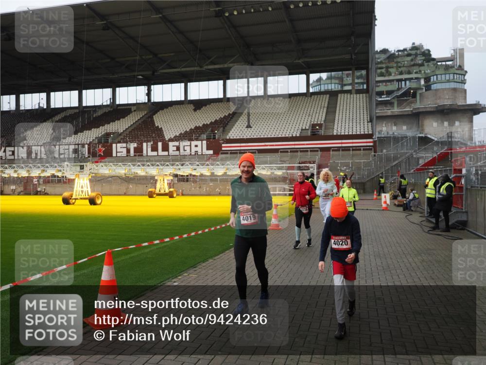 07.12.2025 - St. Pauli X-Mass-Run No. 15 Fabian Wolf http://msf.ph/oto/9424236 07.12.2025 12:06:04 Ziel 5, 6, 760, 768, 1038, 3106, 3107, 3137, 4019, 4020, 4176, 4307, 4326, 4327, 4357, 4405, 4413 meine-sportfotos.de