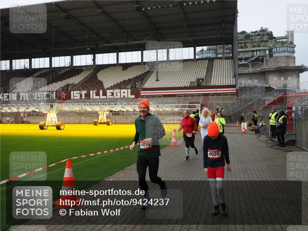 07.12.2025 - St. Pauli X-Mass-Run No. 15 Fabian Wolf http://msf.ph/oto/9424237 07.12.2025 12:06:04 Ziel 5, 6, 760, 768, 1038, 3106, 3107, 3137, 4019, 4020, 4176, 4307, 4326, 4327, 4357, 4405, 4413 meine-sportfotos.de