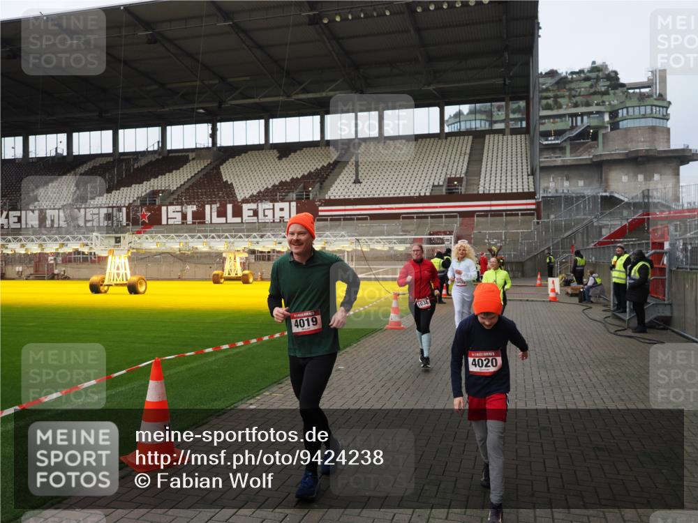 07.12.2025 - St. Pauli X-Mass-Run No. 15 Fabian Wolf http://msf.ph/oto/9424238 07.12.2025 12:06:04 Ziel 5, 6, 760, 768, 1038, 3106, 3107, 3137, 4019, 4020, 4176, 4307, 4326, 4327, 4357, 4405, 4413 meine-sportfotos.de