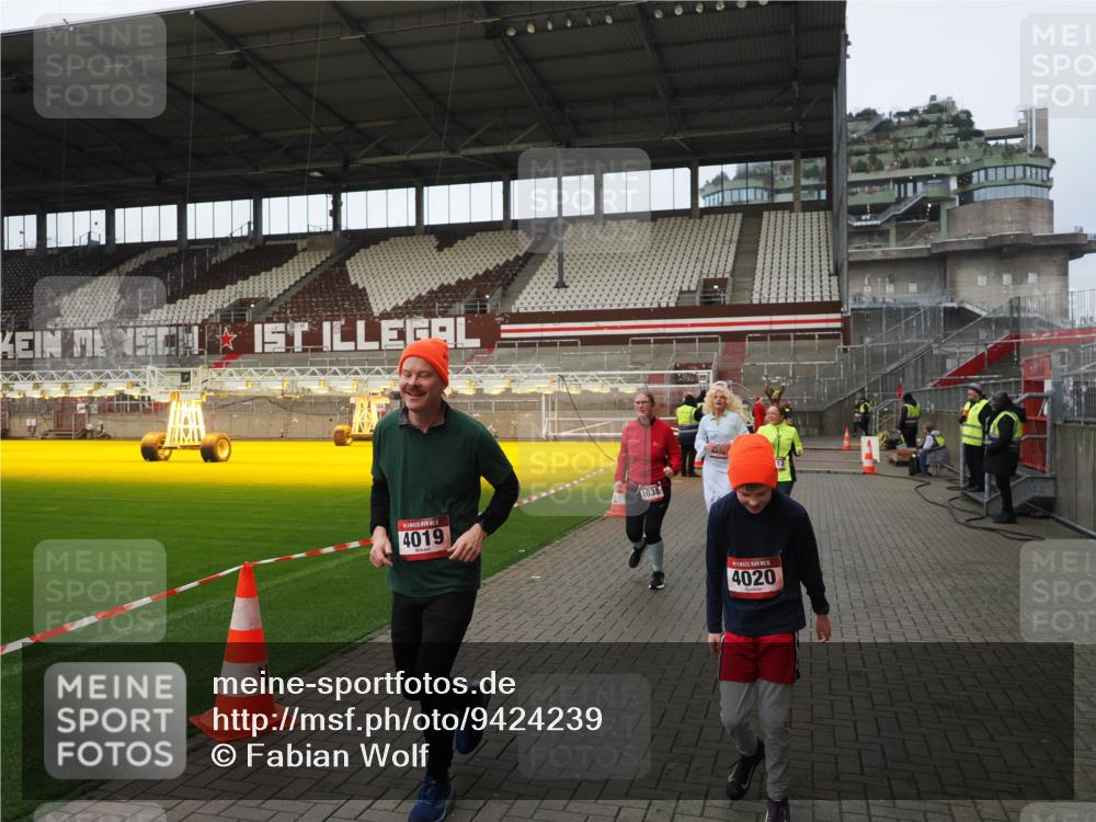 07.12.2025 - St. Pauli X-Mass-Run No. 15 Fabian Wolf http://msf.ph/oto/9424239 07.12.2025 12:06:04 Ziel 5, 6, 760, 768, 1038, 3106, 3107, 3137, 4019, 4020, 4176, 4307, 4326, 4327, 4357, 4405, 4413 meine-sportfotos.de