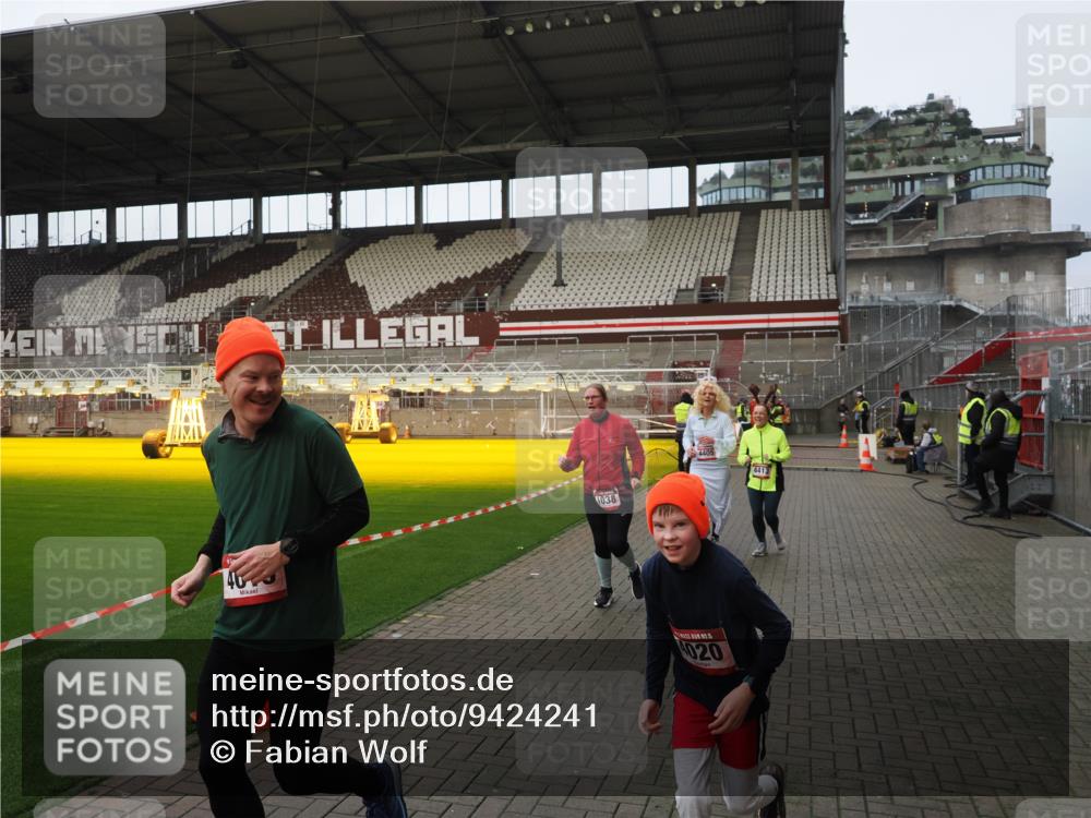 07.12.2025 - St. Pauli X-Mass-Run No. 15 Fabian Wolf http://msf.ph/oto/9424241 07.12.2025 12:06:05 Ziel 5, 6, 760, 768, 1038, 3106, 3107, 3137, 4019, 4020, 4176, 4307, 4326, 4327, 4357, 4405, 4413 meine-sportfotos.de