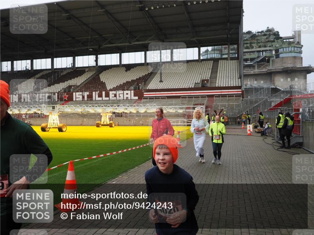 07.12.2025 - St. Pauli X-Mass-Run No. 15 Fabian Wolf http://msf.ph/oto/9424243 07.12.2025 12:06:05 Ziel 5, 6, 760, 768, 1038, 3106, 3107, 3137, 4019, 4020, 4176, 4307, 4326, 4327, 4357, 4405, 4413 meine-sportfotos.de