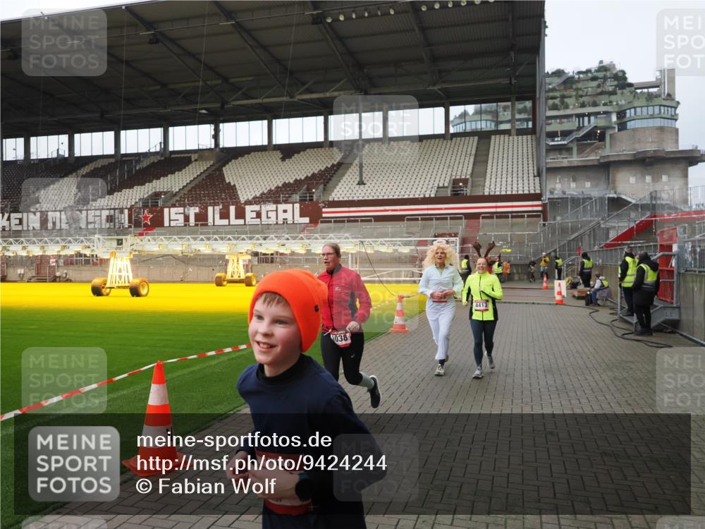 07.12.2025 - St. Pauli X-Mass-Run No. 15 Fabian Wolf http://msf.ph/oto/9424244 07.12.2025 12:06:05 Ziel 5, 6, 760, 768, 1038, 3106, 3107, 3137, 4019, 4020, 4176, 4307, 4326, 4327, 4357, 4405, 4413 meine-sportfotos.de